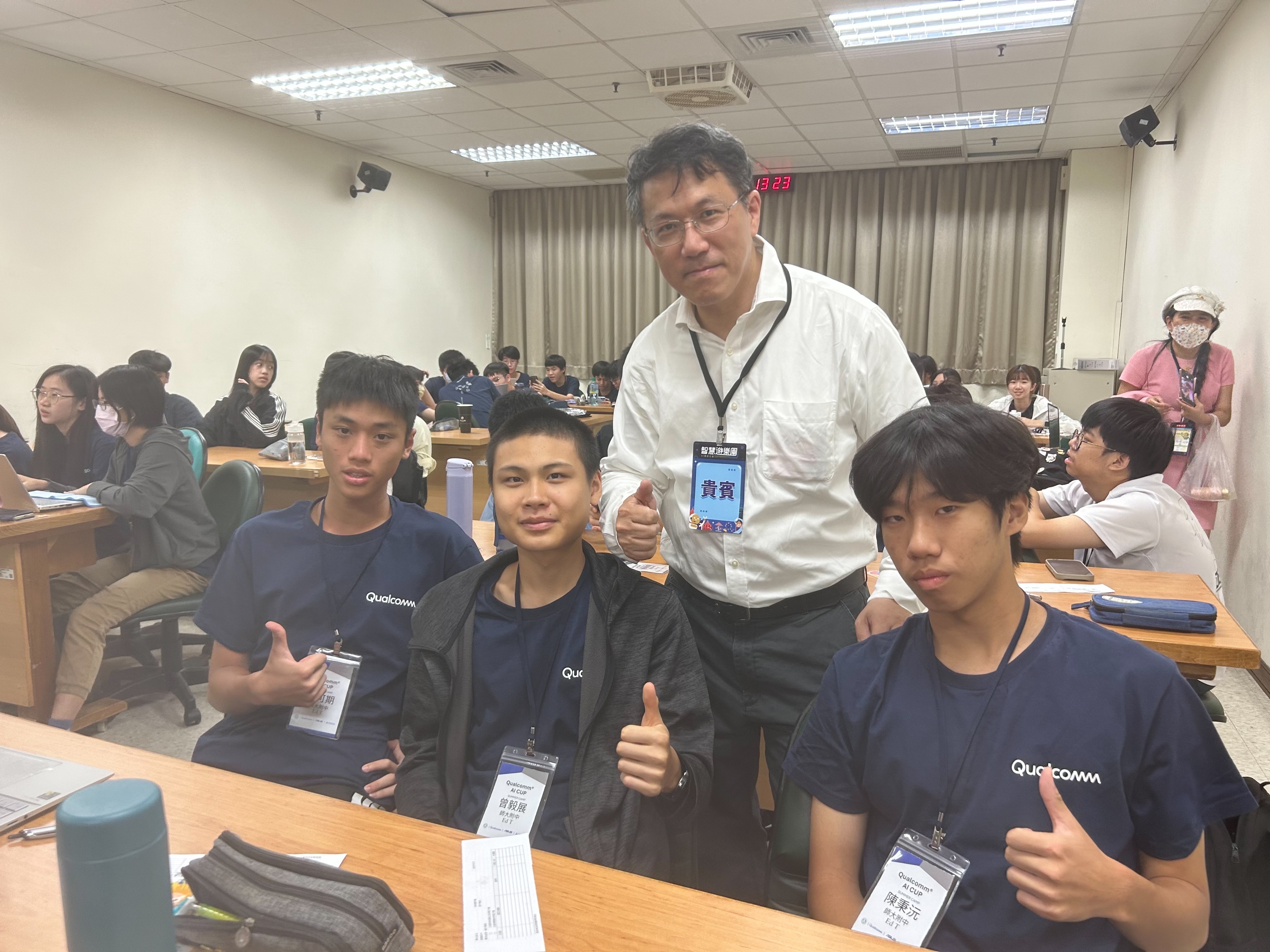 李柏翰老師和1653王可期、1656陳秉沅、1655曾毅展三位同學的合影