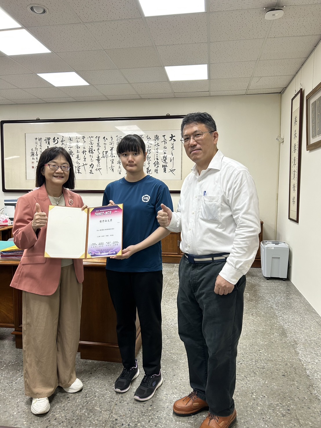 封面_廖純英校長親自頒獎給由李柏翰老師指導的江芷嫻同學。