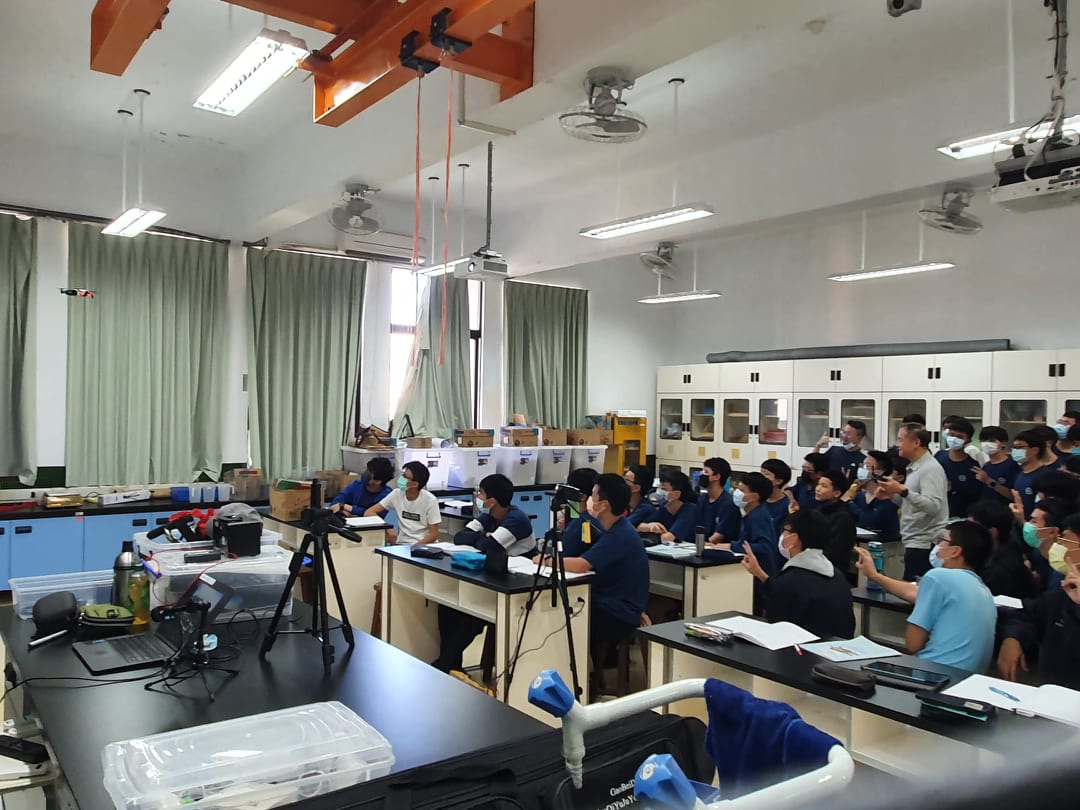 用空拍機來幫大家大合照